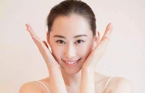描写皮肤不白句子