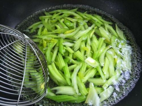 芹菜焯水几分钟做凉菜