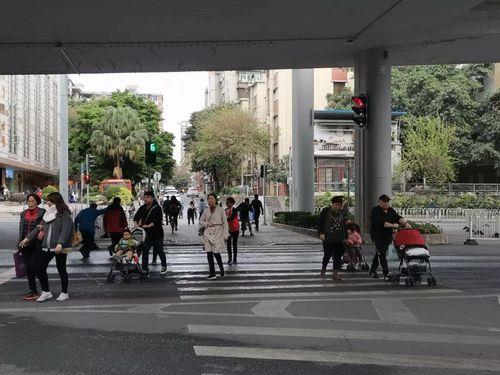 红绿灯停了一会上下人有事吗