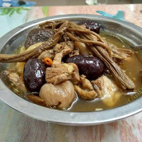 茶树菇熬的汤是黄色吗