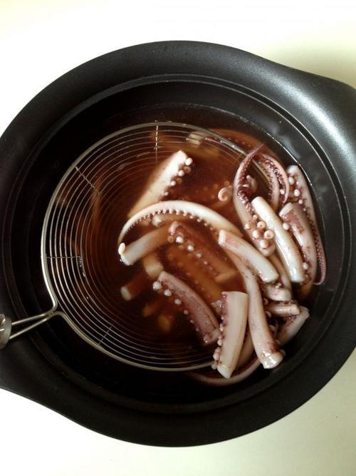 鱿鱼须冷水焯还是热水