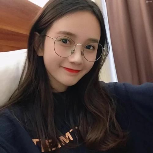 女孩把眼镜戴在头上是什么意思