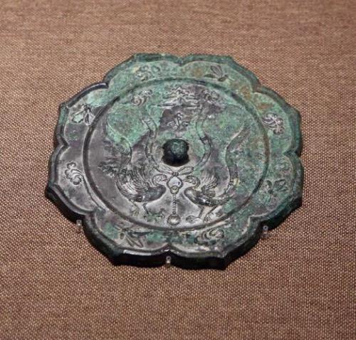 赏得秦王镜里的秦王指的是谁