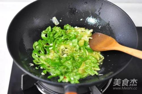 青椒炒褐色长长的是什么