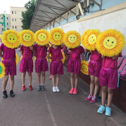 小学三年级运动会手上拿什么好