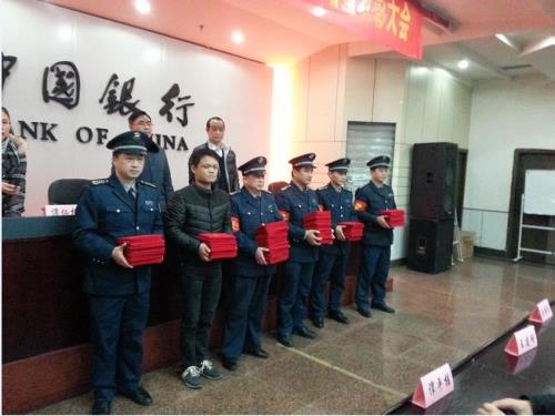 银行上班保安能玩手机吗