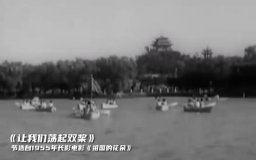 让我们荡起双桨讲的是什么