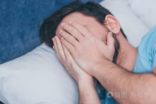 为什么女人好捂嘴哭或捂脸哭呢