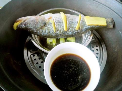 蒸鱼是用冷水下锅还是热水下锅