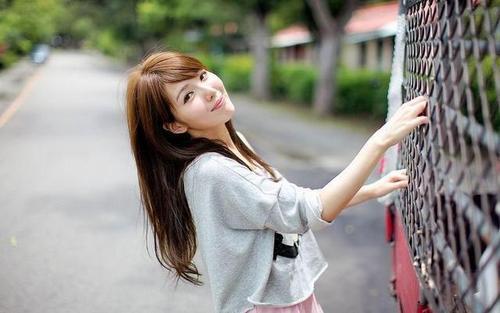 形容女人自命清高的成语