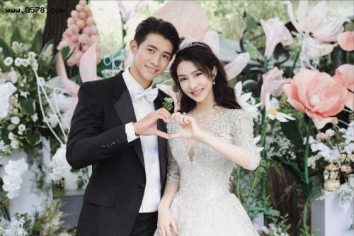一个村两个人同一天结婚好吗
