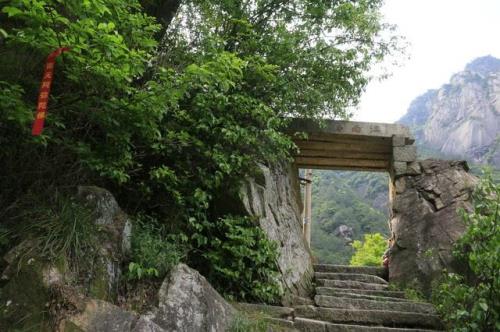 嵯峨秀峰翠，崚增苍岩奇读音