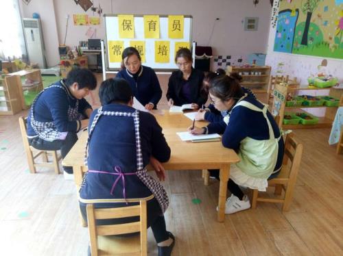 幼儿被蜜蜂蛰了保育员该怎么做