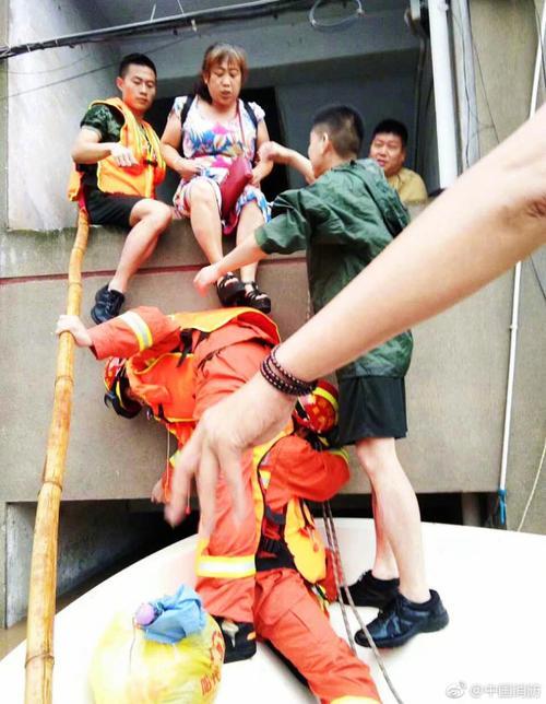 踩肩膀是什么意思