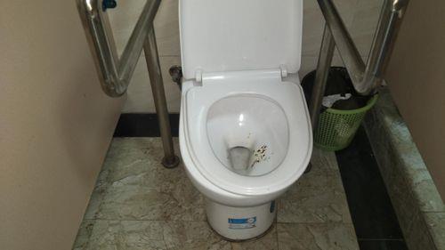 为什么马桶内会突然出现烟头