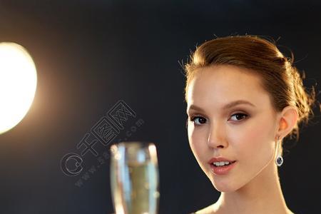 为什么女生不能喝香槟