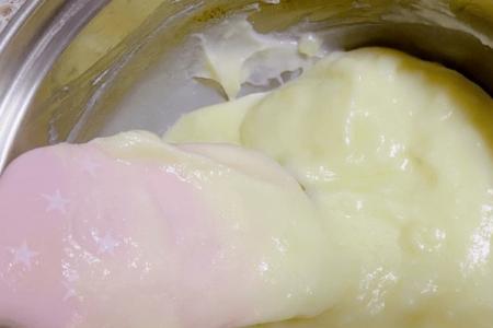 冰箱底漏了黄色胶状液体是什么