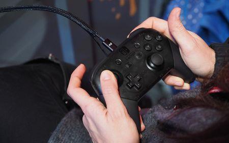 Switch怎么把手柄拔出来