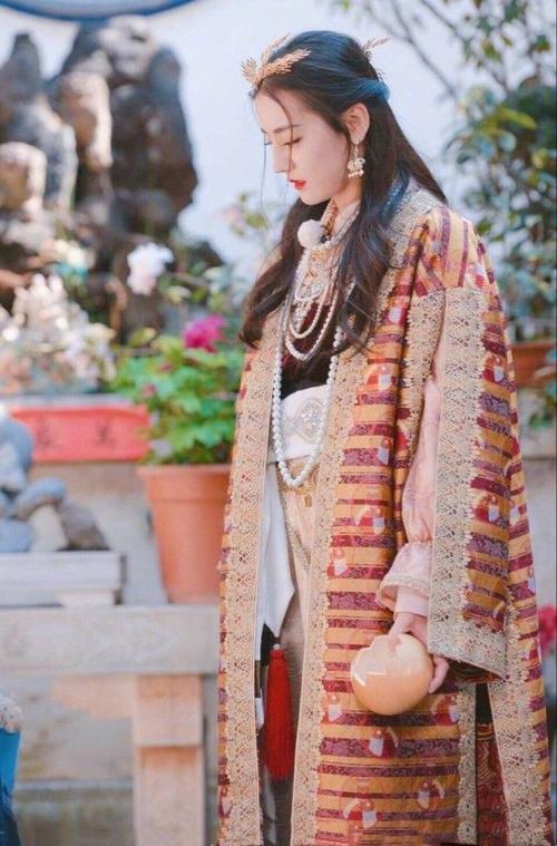 迪丽热巴走路为啥扭来扭去