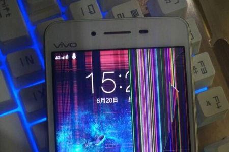 手机屏幕出现横条纹怎么回事