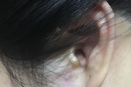 摸左耳朵是什么意思