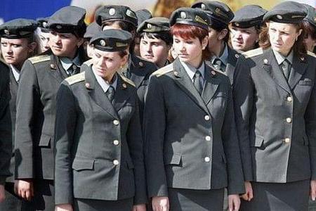 为什么女兵要穿裙子