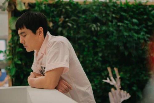 沈腾掉麦了为什么还能说得响亮