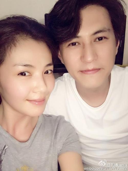 靳东的两任妻子都是谁