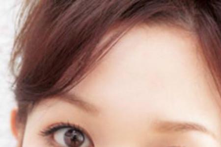为什么化了妆别人脸上又白又亮
