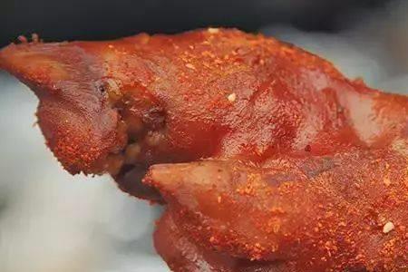 买来的。猪蹄为什么是红色的
