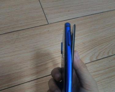 手机背面摔裂了但是还能用