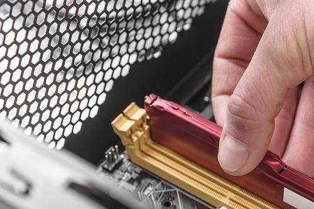8加4g内存条组成12g稳定吗