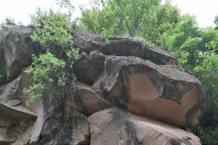 岩石门洞像什么