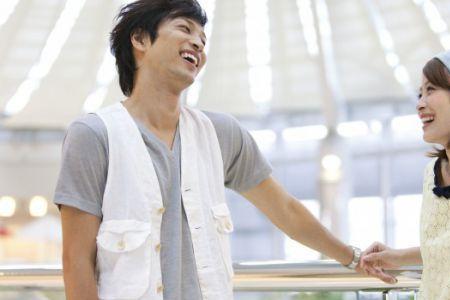 大街上被男生盯着看什么意思