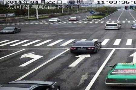 学校区域限行右转道可以直行吗
