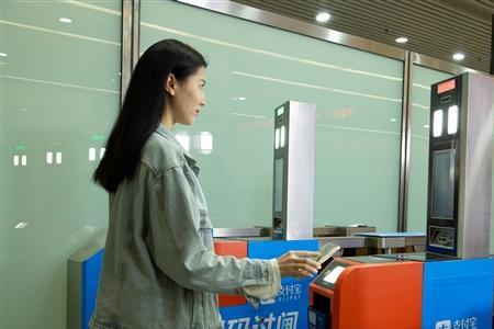 支付宝买火车票直接用身份证吗