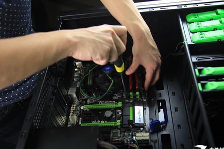 主板用铁螺丝可以吗