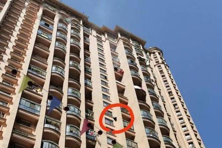 3楼阳台下是小区进出口好吗