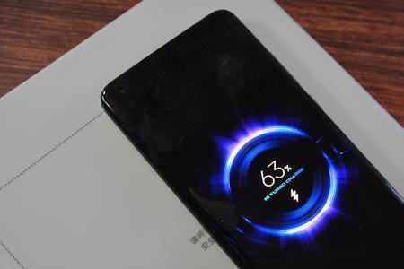 为什么别人的小米10充电显示小数