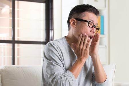 舌燥戛然读音