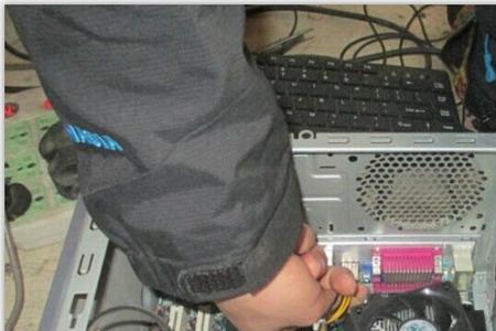 办公室所有电脑为什么插usb花屏