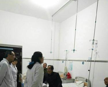 医生查房为什么把手放后面