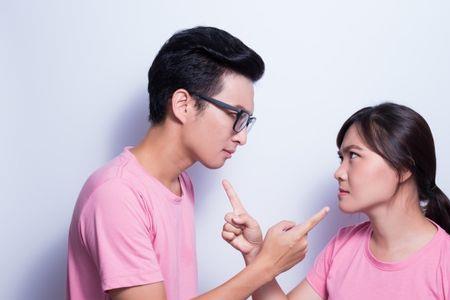 为什么女生生气了喜欢抓别人