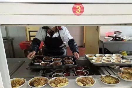 鞍山八中有食堂吗