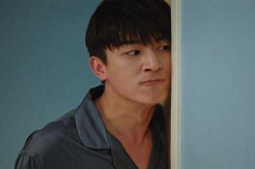 我的秘密室友男主开的什么车