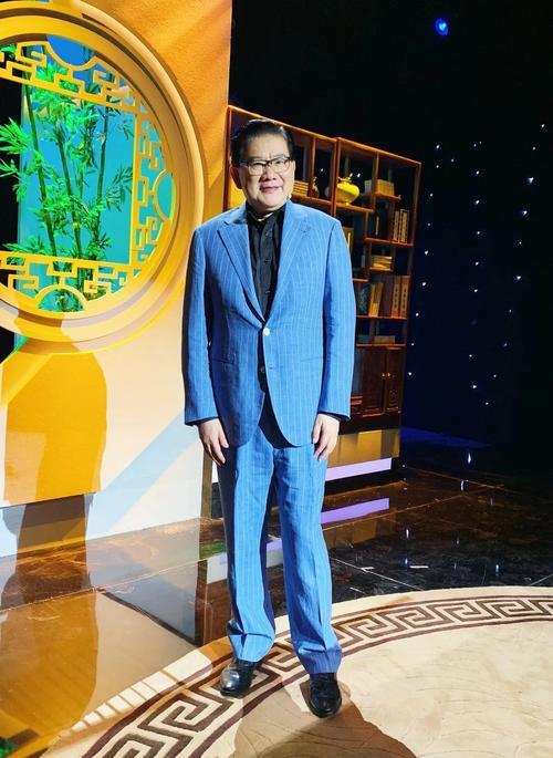 著名节目主持人曹可凡出生年月