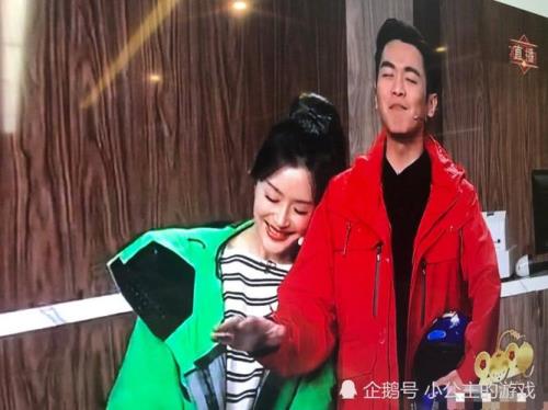 春晚张若昀旁边坐的女孩是谁