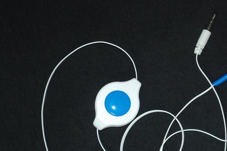 为什么插上耳机后自动调音