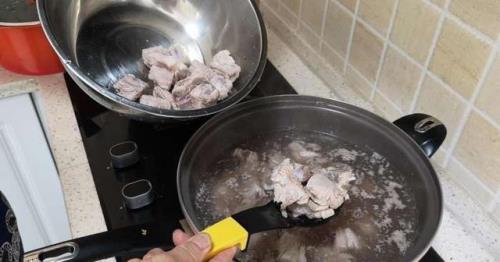 电炖锅炖排骨用不用焯水