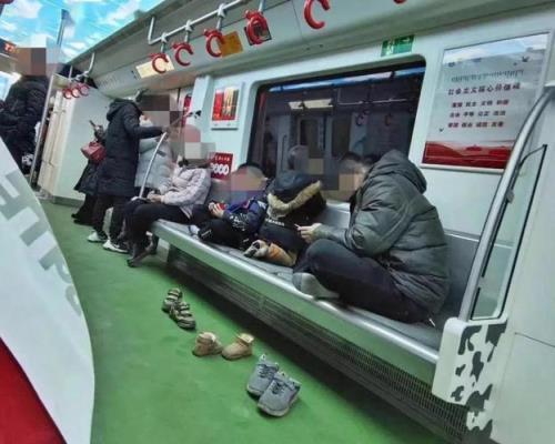 地铁逃生怎么让腿发光